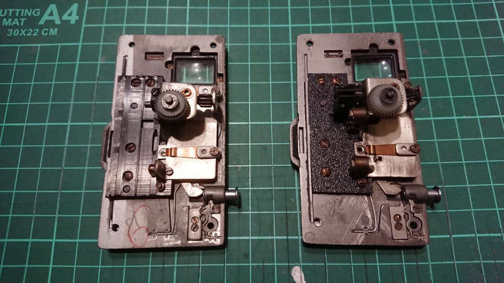 フィルムガイド比較　左：オリジナル部品装着　右：３D部品装着